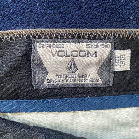 EUC Mens 32 Volcom Flat Front Shorts - Picture 2 of 4